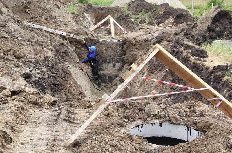 В Омске продолжают проводить водопровод к участкам для многодетных семей