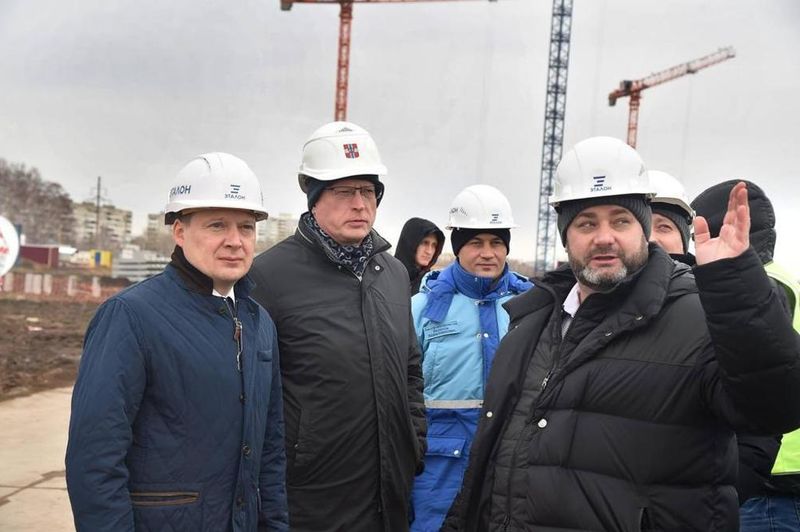 Глава Омской области и президент Национального объединения строителей посетили стройплощадку микрорайона «Зелёная река»