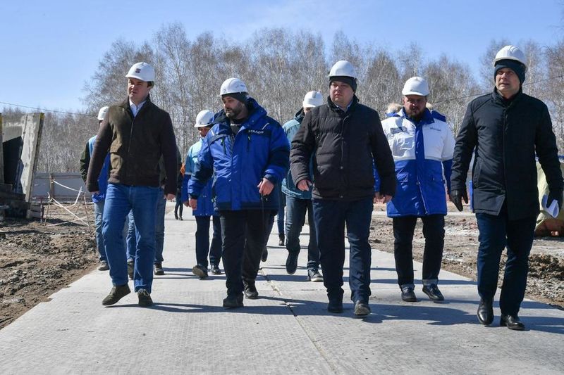 Глава Омской области проверил ход строительства в микрорайоне «Зеленая река»