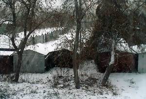 Выношу гараж я за дорогу