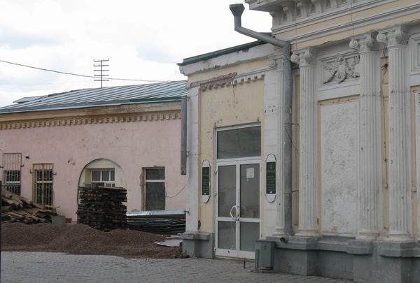 На фото: справа - "Дом Марии Шаниной", слева - бывшее помещение "Омтора" Куда уехал мостик?