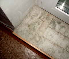 Балкон одной из квартир дома по ул. Энтузиастов, 49