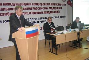 на трибуне - мэр Омска Виктор Шрейдер