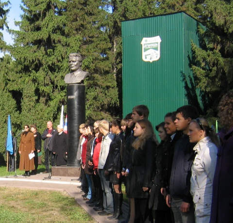 Бюст и саркофаг (C) www.omgau.ru