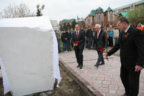 Памятный камень в честь поэтов-фронтовиков на Аллее литераторов Омска