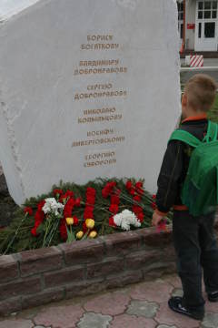 Памятный камень в честь поэтов-фронтовиков на Аллее литераторов Омска
