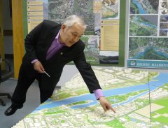 Сакен Хусаинов показывает место строительства школы водных видов спорта