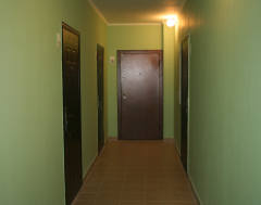 подъезд жилого дома в Омске