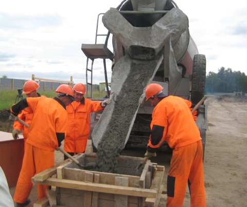 На стройплощадке микрорайона "Уютный" в Омске. Заливка капсулы