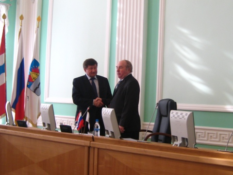 Анатолий Стражников поздравляет Вячеслава Двораковского