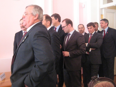 Депутаты выстроились в очередь за бюллетенями