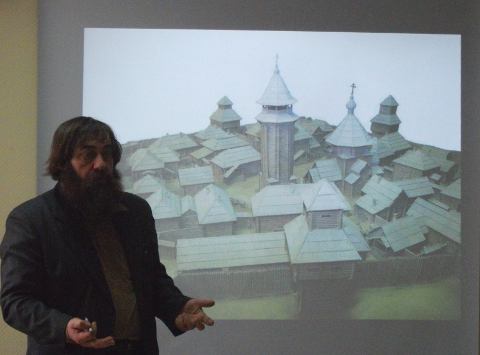 Игорь Коновалов на фоне Омской крепости