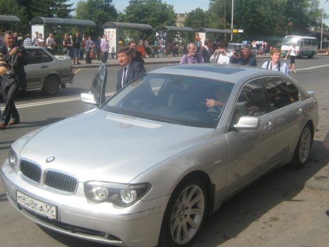 Вячеслав Двораковский уезжает с мероприятия