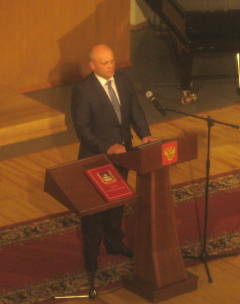 Виктор Назаров поздравляет Вячеслава Двораковского