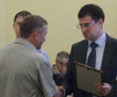 Михаил Дитятковский награждает победителей