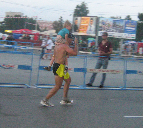 Этот бегун финишировал с двумя детьми на руках Этот бегун финишировал с двумя детьми на руках