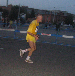 Многие достигали финиша уже поздним вечером