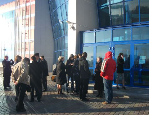 Активисты у Конгресс-холла в Омске