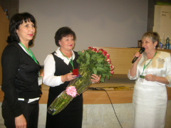 Вручение золотого значка Нине Карпенко