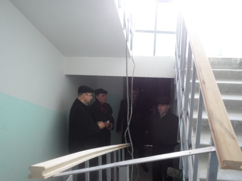 Подъезд дома №10а по улице 60 Лет Победы в поселке Кормиловка