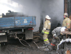 Пожар в гараже в поселке Тевриз Омской области