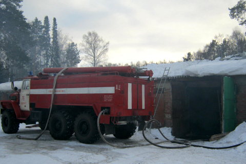 Пожар в гараже в поселке Тевриз Омской области Пожар в гараже в поселке Тевриз Омской области