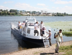 Пассажирский катер в Омске