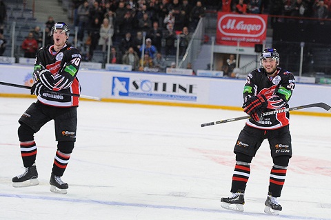 После финальной сирены хоккеисты исполнили популярный танец После финальной сирены хоккеисты исполнили популярный танец