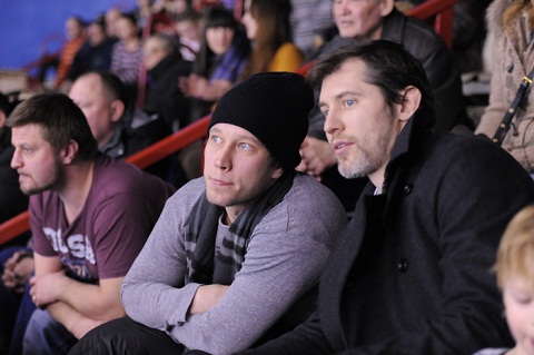 Хоккеисты "Авангарда" пришли поболеть за омских "Кошек" Хоккеисты "Авангарда" пришли поболеть за омских "Кошек"