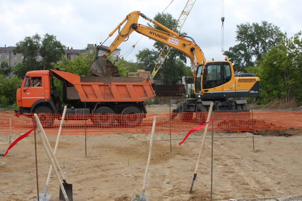Стройплощадка третьего дома ЖК "Изумрудный берег"
